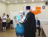 В г. Красный Сулин заместитель председателя Донского парламента, глава Администрации Красносулинского района, представитель Шахтинской епархии и Общественного совета Главка Донской полиции поздравили медиков, работников культуры и социальной сферы 
