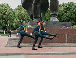Благочинный Александровск-Грушевского округа протоиерей Сергий Яценко принял участие в возложениях цветов к мемориалам г. Шахты