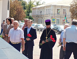 Благочинный приходов Александровск-Грушевского округа принял участие в возложении цветов