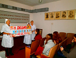 «За жизнь». В актовом зале Центральной больницы Донецка состоялось профилактическое занятие о сохранении здорового материнства    Перед началом занятия в вестибюле ЦГБ студенческий волонтерский отряд  Донецкого техникума «Доброхоты» и сестры милосердия До