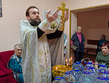 Подопечных реабилитационного центра поселка Каменоломни поздравили с днем Крещения Господня