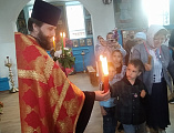 В храме Архистратига Михаила поселка Каменоломни торжественно встретили Благодатный огонь