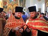 В день празднования Светлой Пасхи в Покровский кафедральный собор г. Шахты доставлен Благодатный огонь из Иерусалима
