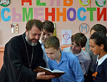 В День славянской письменности и культуры благочинный приходов Багаевского округа протоиерей Александр Маштанов принял участие в общешкольном открытом уроке в 5-6 классах казачьей школы № 2