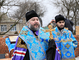 Преосвященнейший епископ Симон совершил чин на основание церкви на месте строительства храма Покрова Пресвятой Богородицы в хуторе Карповка Багаевского района