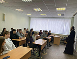 В физико-математической школе при ИСОиП ДГТУ города Шахты иерей Олег Брехов провел урок «Разговоры о важном»   