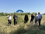 Преосвященнейший епископ Симон осмотрел место для строительства храма в поселке Персиановский Октябрьского района