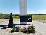 В память о погибших в годы Великой Отечественной войны духовенство возложило цветы к местам захоронений