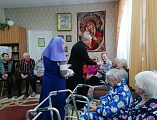 Визит милосердия: священник и сёстры поздравили подопечных Центра социального обслуживания с Рождеством