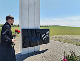 В память о погибших в годы Великой Отечественной войны духовенство возложило цветы к местам захоронений