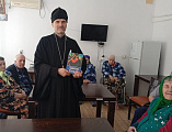 Священник провел беседу о православной книге для пожилых людей в социальном центре