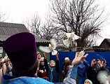 В праздник Благовещения в храме Архангела Михаила пос. Каменоломни выпустили в небо белых голубей