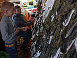 Воспитанники воскресной школы "Благовест" храма Архистратига Михаила п. Каменоломни сплели 50 маскировочных сетей для участников СВО