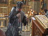 Епископ Симон совершил утреню Великой пятницы с чтением двенадцати Страстных Евангелий