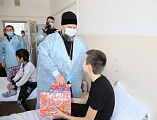 С наступающими Новым годом и Рождеством Христовым Преосвященнейший епископ Симон вместе с главой Администрации г. Шахты А.В. Ковалевым поздравил детей, находящихся на лечении в шахтинской больнице