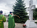 В парке у мемориала «Клятва» станицы Вёшенской состоялось освящение мраморного поклонного креста