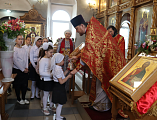 Воспитанники воскресной школы храма Донской иконы Богородицы г. Новошахтинска поздравили с Пасхой и Днем Победы настоятеля и прихожан