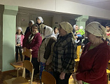 В ПВР города Донецке сестры милосердия помогают подготовиться беженцам к таинствам Исповеди и Причастия