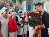 Праздник веры и доброты: в храме Архистратига Михаила п. Каменоломни поздравили сестёр милосердия и прихожанок с днём святых жен-мироносиц
