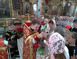 В храме Успения Пресвятой Богородицы Донецкого благочиния поздравили женщин с днем памяти святых жен-мироносиц