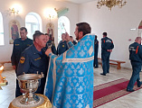 Вместе со спасателями иерей Александр Левчик совершил молебен перед иконой Божией Матери Неопалимая купина