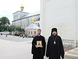 В Свято-Троицкой Сергиевой Лавре Преосвященнейший епископ Симон совершил молебное пение в храме Святой Троицы у мощей преподобного Сергия Радонежского