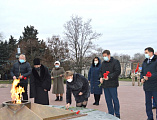 Благочинный приходов Нижнедонского округа принял участие в церемонии возложения цветов, посвященной Дню неизвестного солдата