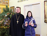 В храме святителя Николая Чудотворца сл. Кашары поздравления и подарки к празднику Рождества Христова получили дети из приемных семей и малообеспеченные семьи