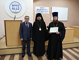 Удостоверения о повышении квалификации духовенство Шахтинской епархии получило из рук епископа Шахтинского и Миллеровского Симона и директора ИСОиП (филиала) ДГТУ в г. Шахты С.Г. Страданченко