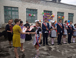 В Ударниковской средней общеобразовательной школе прозвенел «Последний звонок». Иерей Сергий Столяров благословил выпускников