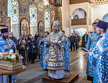 В праздник Сретения Господня Преосвященнейший епископ Симон совершил Божественную литургию в Покровском кафедральном соборе города Шахты