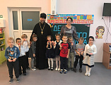 В рамках договоренности о взаимодействии в вопросах духовно-нравственного воспитания детей иеромонах Димитрий (Яроцкий) посетил мероприятие в детском саду «Академия детства»