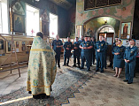 В храме Андрея Первозванного совершили молебен для сотрудников МЧС в праздник иконы «Неопалимая Купина»