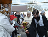 Настоятель Свято-Троицкого храма г. Каменск-Шахтинский освятил пасхальные подношения прихожан