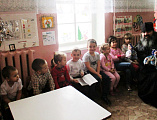 Настоятель Смоленского храма станица Шумилинская иерей Александр Туховский посетил детский сад №9 «рябинушка» с рождественским поздравлением