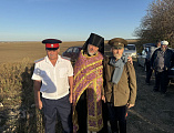 Освящен поклонный крест на въезде в хутор Нижнемакеевский