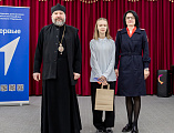 «Патриотизм – это не громкие слова, а конкретные дела – уважение к закону и забота о ближних». Епископ Симон принял участие в торжественном вручении паспортов молодым гражданам России