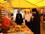 В Шахтах проходит белорусская православная выставка-ярмарка «Кладезь» Свято-Елисаветинского монастыря. Экспозицию посетил Преосвященнейший епископ Симон