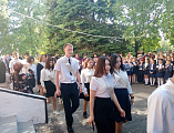 Иерей Анатолий Минаев поздравил учащихся с праздником Последнего звонка