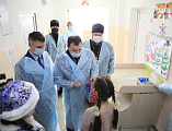 С наступающими Новым годом и Рождеством Христовым Преосвященнейший епископ Симон вместе с главой Администрации г. Шахты А.В. Ковалевым поздравил детей, находящихся на лечении в шахтинской больнице