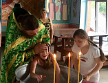 В Епархиальном реабилитационном центре «Город ангелов» совершено первое таинство Крещения над особым ребенком, в котором приняли участия все дети и родители, находящиеся на реабилитации