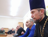 Совет отцов города Шахты обсудил воспитание детей и семейные ценности на круглом столе с участием священника