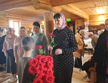 В храме апостола Андрея Первозванного поздравили прихожанок с днём святых жён-мироносиц