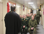 О смысле праздника Рождества Христова военнослужащим 163 танкового полка рассказал иерей Сергий Липень