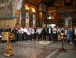 В Покровском кафедральном соборе города Шахты выпускники школ взяли благословение на предстоящие испытания знаний