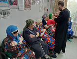 Беседа в доме престарелых поселка Садовый