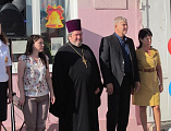 Настоятель Никольского храма города Шахты поздравил учеников городской школы с Днём знаний