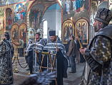 Преосвященнейший епископ Симон совершил утреню Великой субботы с чином погребения плащаницы