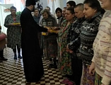 Рождественский визит клирика Свято-Пантелеимоновского храма г. Миллерово иерея Георгия Лукащук и работников социальной службы к больным психо-неврологического диспансера х. Малотокмацкий