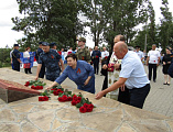 В Миллерово в преддверии Дня памяти и скорби возложили венки и цветы к мемориалу «Жертвам фашизма»